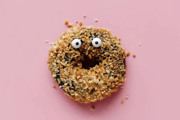 Rolig Chock Ansikte Choklad Jordnötter Donut Pastell Rosa Bakgrund Kreativa — Stockfoto