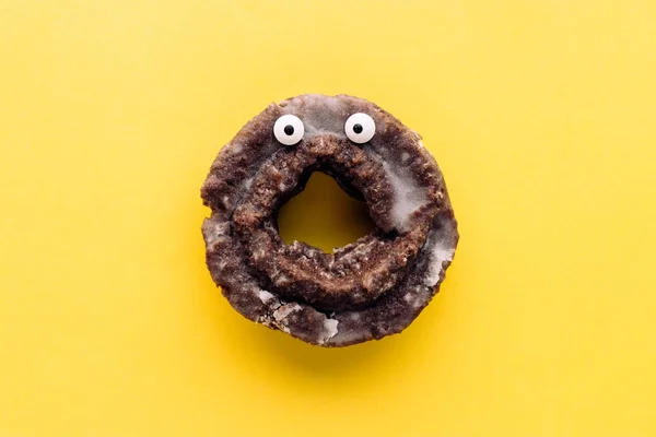 Rolig Chock Ansikte Glaserad Chokladkaka Donut Pastell Gul Bakgrund Kreativa — Stockfoto