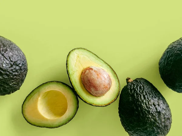 Verse Biologische Hass Avocado Een Groene Achtergrond Bovenaanzicht Met Kopie — Stockfoto