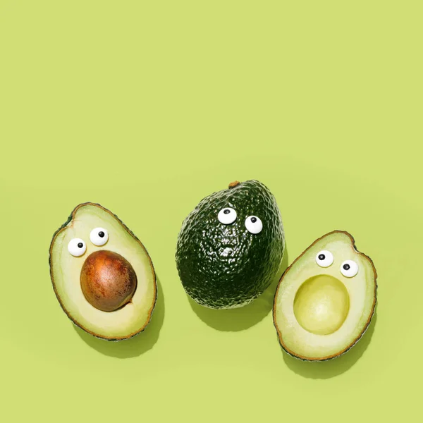 Caras Graciosas Aguacates Sobre Fondo Verde Pastel Concepto Creativo Comida —  Fotos de Stock