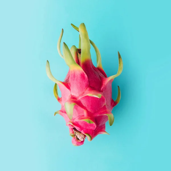 Verse Biologische Dragon Fruit Een Blauwe Achtergrond Creatieve Zomer Voedsel — Stockfoto