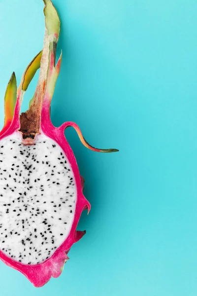 Färska Ekologiska Dragon Frukt Blå Bakgrund Kreativ Sommar Matkoncept — Stockfoto