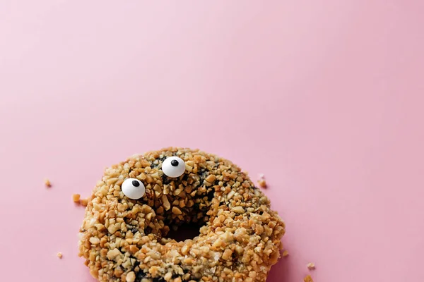 Rolig Chock Ansikte Choklad Jordnötter Donut Pastell Rosa Bakgrund Kreativa — Stockfoto