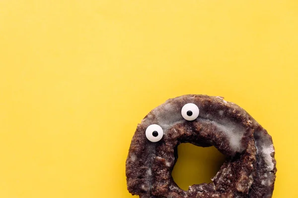 Rolig Chock Ansikte Glaserad Chokladkaka Donut Pastell Gul Bakgrund Kreativa — Stockfoto