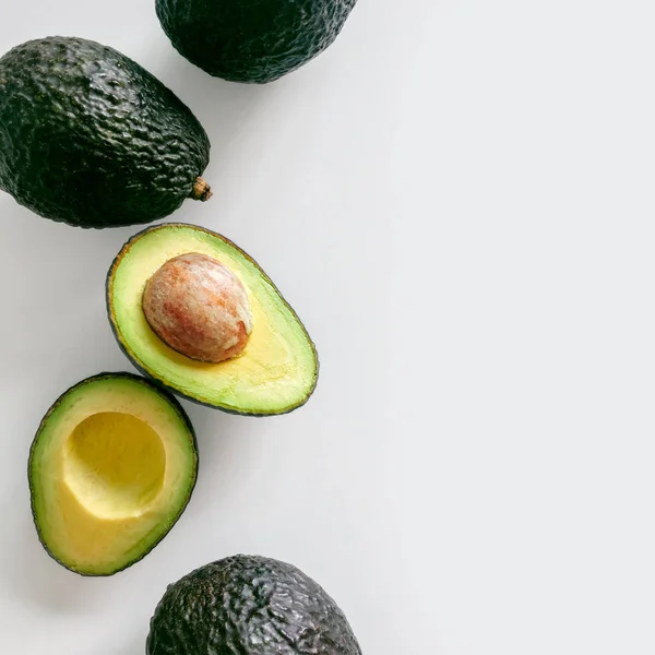Frische Bio Haß Avocados Auf Weißem Hintergrund Draufsicht Mit Kopierraum — Stockfoto