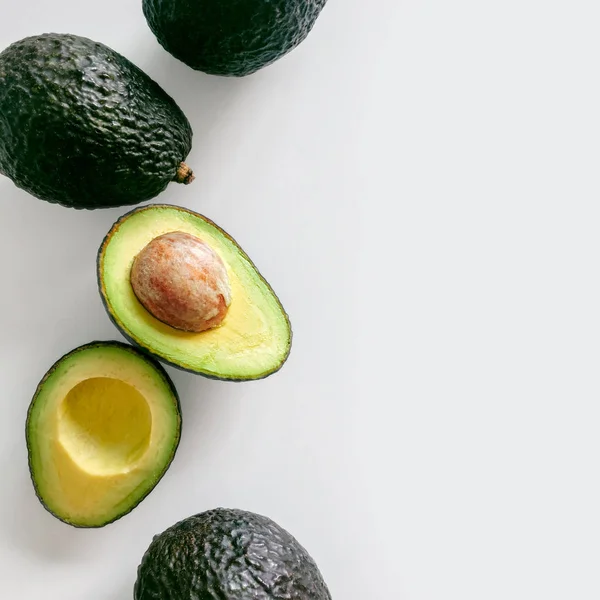 Aguacates Orgánicos Frescos Sobre Fondo Blanco Vista Superior Con Espacio —  Fotos de Stock