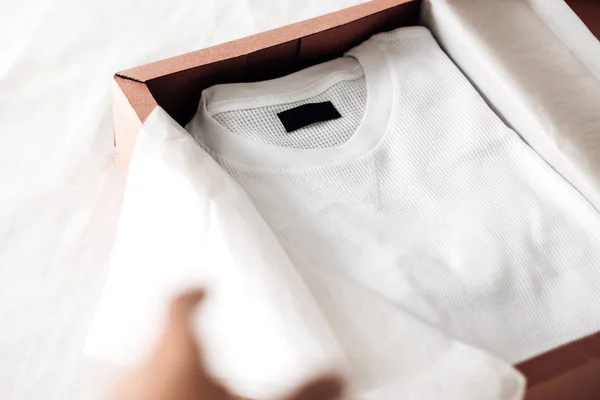 Online alışveriş moda öğeler kutusu beyaz bir arka plan üzerinde kopya alanı ile açma