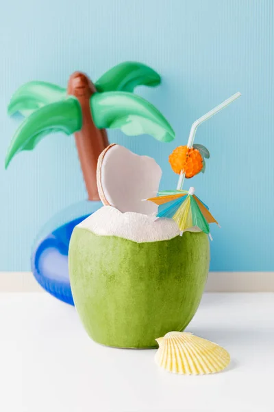 Färsk Kokosnöt Pastell Blå Bakgrund Med Coconut Tree Uppblåsbara Drink — Stockfoto