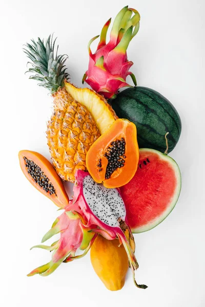 Dragon meyve, karpuz, papaya ve ananas beyaz bir arka plan, yaratıcı yaz gıda kavramı üzerinde yapılmış düz yatıyordu tropikal meyve düzeni