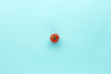 Mavi arka plan, mermer kırmızı Holland kiraz domates üzerinde renkli organik kiraz domates