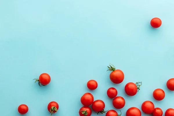 Kleurrijke Biologische Cherry Tomaten Een Blauwe Achtergrond Marmer Rood Holland — Stockfoto