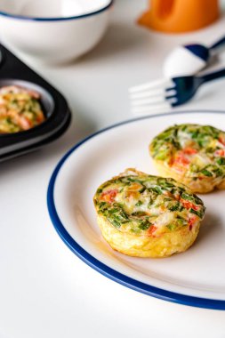 Sağlıklı kahvaltı yumurta muffins peynir, domates ve yeşil veggetable, kolay ve sağlıklı gıda kavramı ile