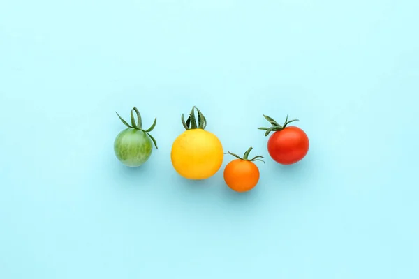 Kleurrijke Biologische Cherry Tomaten Een Blauwe Achtergrond Creatieve Plat Lag — Stockfoto