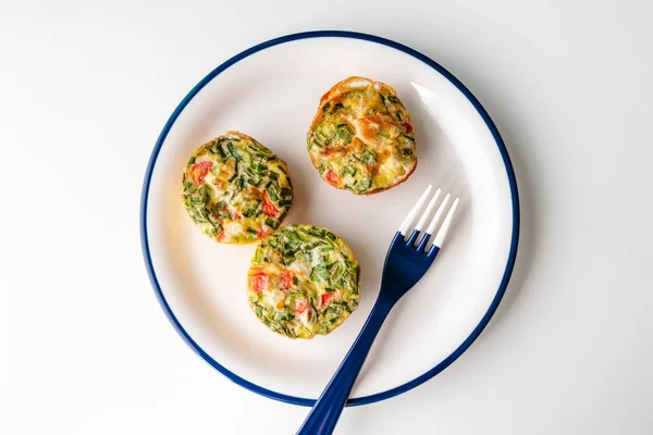 Pequeno Almoço Saudável Bolos Ovos Com Queijo Tomate Vegetais Verdes — Fotografia de Stock