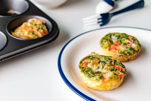 Pequeno Almoço Saudável Bolos Ovos Com Queijo Tomate Vegetais Verdes — Fotografia de Stock