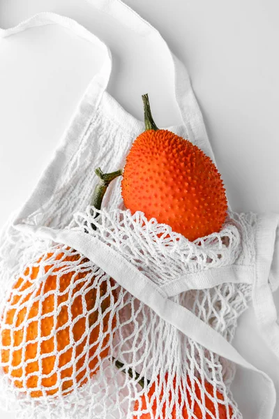 Gac Fruta Sobre Fondo Blanco Creativo Concepto Comida Laica Plana — Foto de Stock