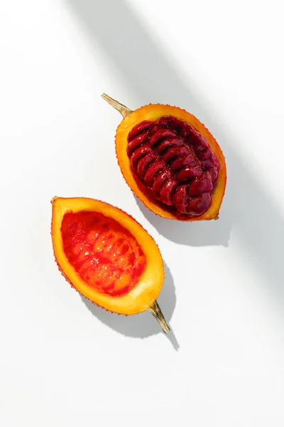 Gac Fruit Een Witte Achtergrond Creatieve Plat Lag Voedsel Concept — Stockfoto