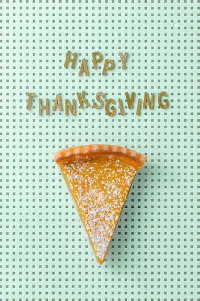 Happy Thanksgiving Tekst Kawałek Ciasto Dyni Zielony Miętowy Pegboard Koncepcja — Zdjęcie stockowe