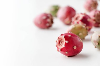 Beyaz arka plan, yaratıcı yiyecekler kavramı, kaktüs inciri, Opuntia ficus-indica inciri meyve