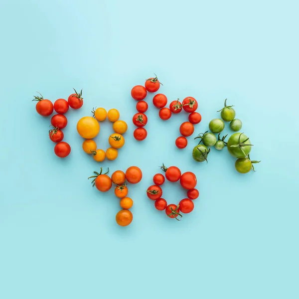 Tomaat Word Gemaakt Met Kleurrijke Biologische Cherry Tomaten Een Blauwe — Stockfoto