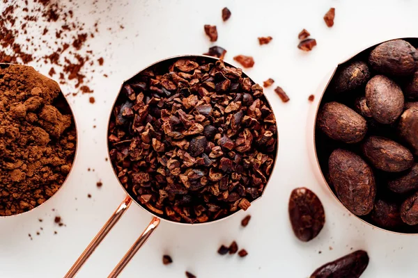 Rose Gold Measuring Cups Cocoa Beans Cacao Nips Cocoa Powder — Stock Photo, Image