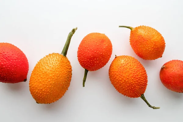 Gac Fruit Een Witte Achtergrond Creatieve Plat Lag Voedsel Concept — Stockfoto