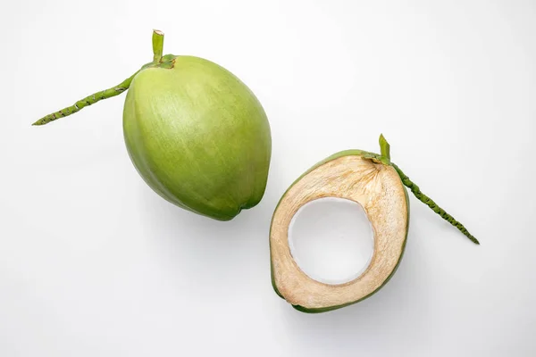 白い背景の上の新鮮な若いココナッツ 創造的なフラットを置く健康食品コンセプト クリッピング パスと平面図 — ストック写真