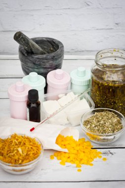 Doğal el yapımı kozmetik ürünleri ahşap masa