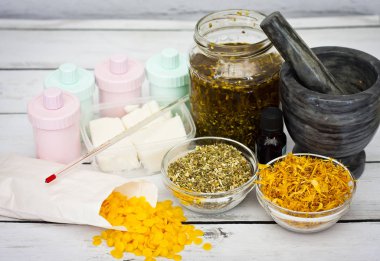 Doğal el yapımı kozmetik ürünleri ahşap masa