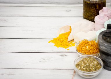 Doğal el yapımı kozmetik ürünleri ahşap masa