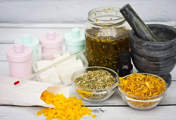 Doğal el yapımı kozmetik ürünleri ahşap masa