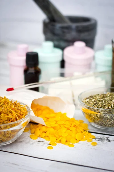 Doğal el yapımı kozmetik ürünleri ahşap masa