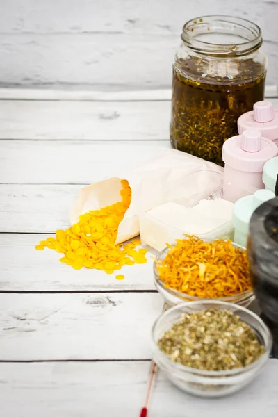 Doğal el yapımı kozmetik ürünleri ahşap masa