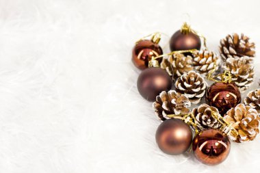 Noel kompozisyon. Noel hediyeleri, köknar ağacı dalları, Beyaz ahşap zemin üzerinde battaniye örgü.