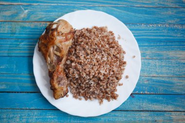 Buğday ile pişmiş tavuk budu. Her gün yiyecek. Sağlıklı gıda