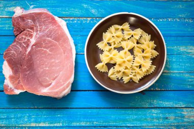 Çiğ et ve yüksek kalorili gıda ve içten hazırlanması için makarna