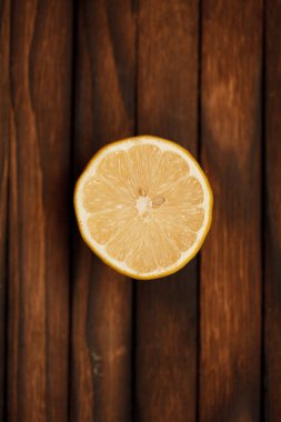 Ahşap masa, tatlı limon