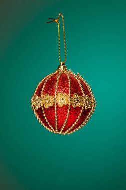 Noel dekorasyonu ve mor Noel oyuncak.