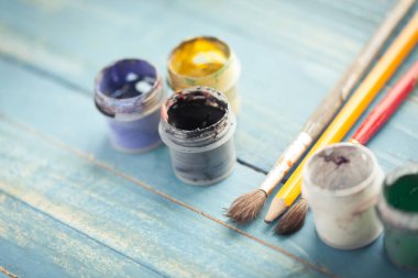 Eski boya fırçaları. Çizim araçları. Boya ve kalem.