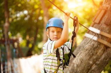 Macera ve teleferik etkinlik ormandaki tırmanma mutlu çocuk