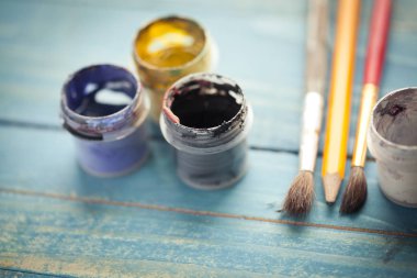 Eski boya fırçaları. Çizim araçları. Boya ve kalem.