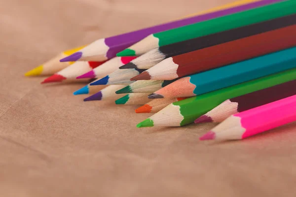木桌上五颜六色的铅笔 特写镜头 — 图库照片