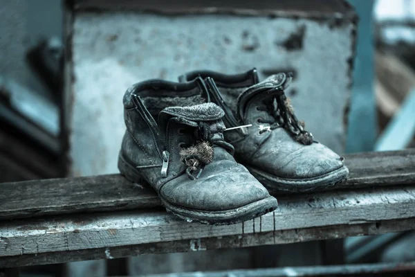 Рваная обувь картинки, стоковые фото Рваная обувь | Depositphotos