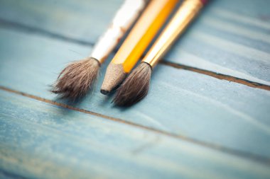 Eski boya fırçaları. Çizim araçları. Boya ve kalem.