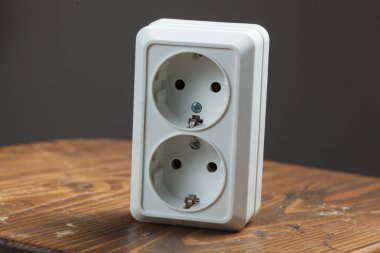 Ahşap masa üzerinde elektrik prizine