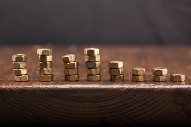 Bir vida somun ve grafik. Büyüme kavramı.