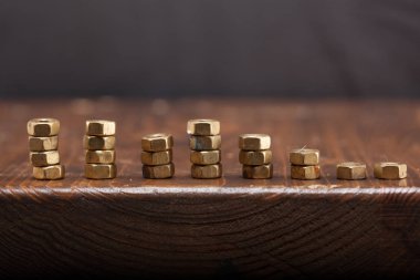 Bir vida somun ve grafik. Büyüme kavramı.