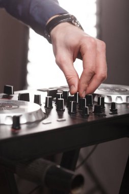 DJ pult, uzaktan kumandaya hafif konser salonu