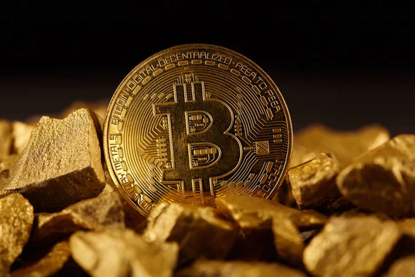 Moneda de Bitcoin de oro y montículo de oro. Bitcoin criptomoneda. Concepto empresarial . —  Fotos de Stock