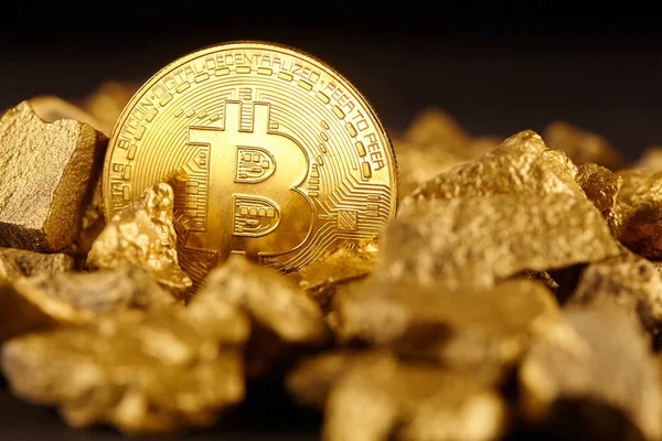 Moneda Bitcoin Oro Montículo Oro Bitcoin Criptomoneda Concepto Empresarial —  Fotos de Stock